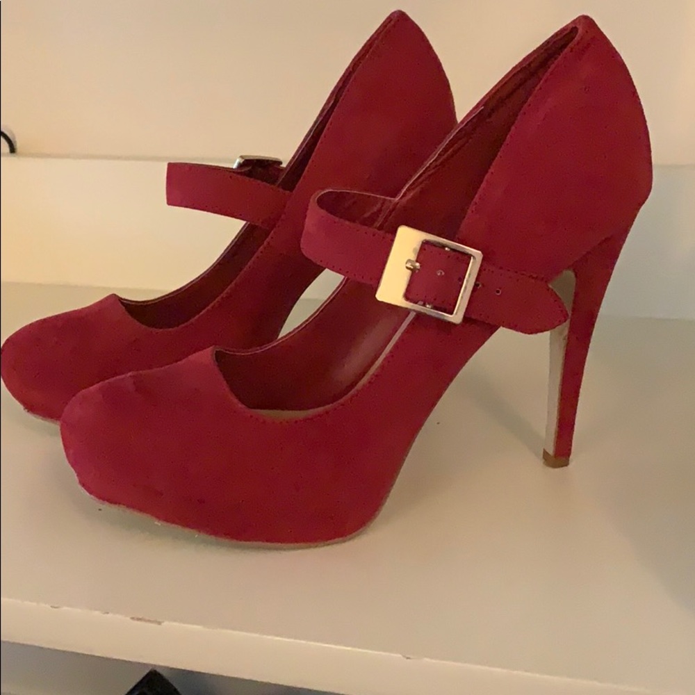 Classic staple red pump shoes!